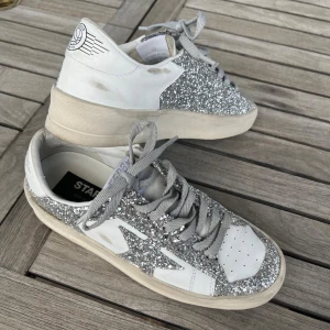 Golden Goose sneakers - Superfina Golden Goose skor i storlek 37. Har använts två gånger så är som nya! 