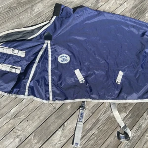 Fodrat regntäcke häst  - Fodrat regntäcke i mycket fint skick, endast använd ca 2 gånger 🥰till häst 