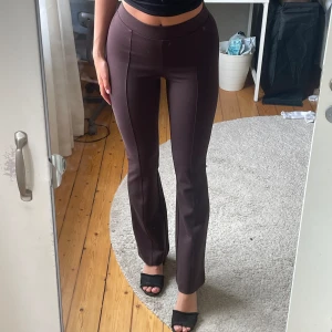 Kostymbyxa  - Brun kostymbyxa från Gina Tricot i stretchigt material, storlek S och i nyskick🤎 är 170cm och de är lagom långa på mig