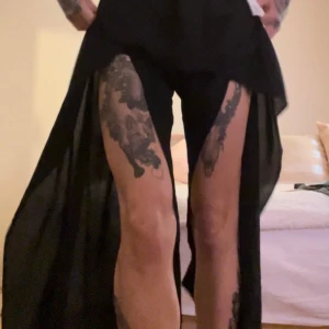 Tunna svarta byxor med slits nya - Köpt men har sedan bara hänt oanvänt med lappen kvar. Tyvärr är dom för stora för mig. Det är storlek 38 från H&M. Lite unknare material med slits för båda benen. Knytande i midjan