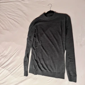 Dressman crewneck - •Merinoull crewneck helt oanvänd!! •10/10 •Nypris 900 •Sitter litet perfekt för L/M