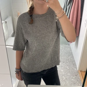 Grå stickad t-shirt  - Stickad t-shirt från Only. Använd men inte jättesliten. Stl S. Jättefin men använder inte längre. Skriv privat om frågor!💗 ( frakt ingår inte)