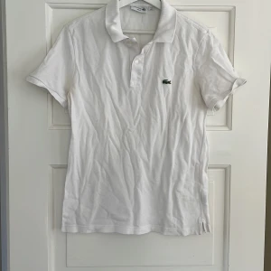 Lascoste slimfit pique - Original Lacoste pique skjorta.   Lite missfärgat och använd. Därav priset.  Nypris 1200 kr. 