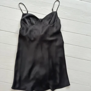 Svart klänning zara  - Finaste svarta satinklänningen från zara 🩷Jättefint skick!