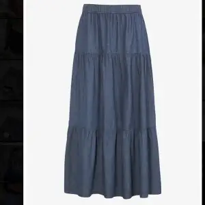 Säljer denna jättefina maxikjolen/långa kjolen ifrån zalando. Använd Max 2 ggr och säljer eftersom den inte kommer till användning 💕Perfekt nu till sommaren 