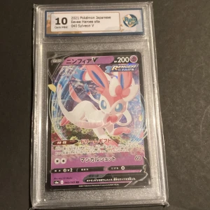 Pokémon kort Sylveon V Double Rare s6a Eevee Heros - Fint kort 10/10 Graderat 