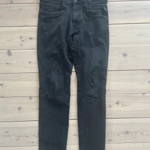 Replay anbass - Replay andbass i storlek 31! Skick 9/10 andvända ett fåtal gånger. Hör av dig vid fler frågor eller bilder😁