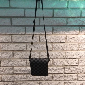 Lv bag - Lv bag med 3 fickor som går att stänga och 1 som inte går att stänga som inte har en dragkedja