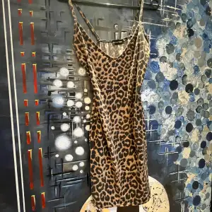 Vi alla har sett den perfekta leopard toppen från zara, men inte den perfekta lepard klänning. Här har vi den sjukt snygg och passar super på kroppen. Nyskick och kommer i från prettylittlething🐆 