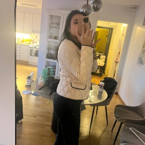 Fin jacka som är ny utan prislapp - Jätte fin jacka (litet märke på ena sidan som säkert går att få bort, inte testat)