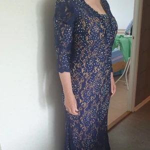 En marin blå klänning  - En marin blå festklänning i märket jovani ordinarie pris 6000 men säljer för 1500 men priset kan diskuteras 