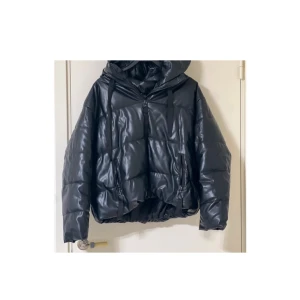 Vinter och sommar kläder - Jackan: storlek S, i bra skick och inte använd länge 120kr Blå tröjan: storlek S endast använd 1 gång 50kr Beige t-shirt: storlekXS/S, ny utan prislapp 50kr Klänningen XS och väskan är i bra skick och endast använda 2 gånger 80 Säljer allt för 250kr 