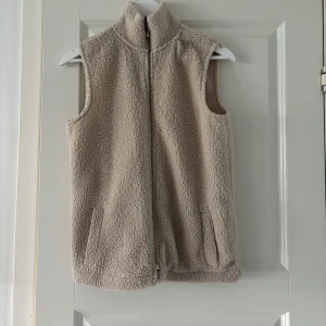 Teddy väst  - Beige teddy väst från Nelly storlek XS💛