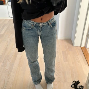 Zara jeans  - Mid waist straight jeans från Zara. Knappt använda.