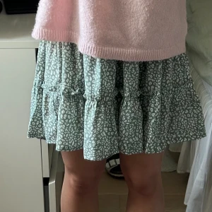 Kjol  - Fin grön volang kjol med fina små vita blommor på. Storlek S/M