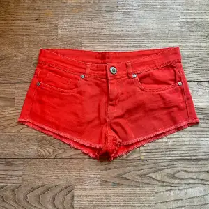 Lågmidjade röda shorts. Midjemått 37cm, total längd 21 cm. Köp via köp nu❤️‍🔥