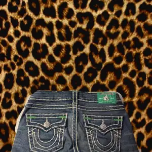 VÄRLDENS FINASTE TRUEYS I NYSKICK!! Jag är kär i dessa jeans hittade billigt på loppis men de är lite trånga i midjan😔💔ska inte ljuga de är Skinny men att sy om är alltid en möjlighet!! Kostar runt 199 att göra det.