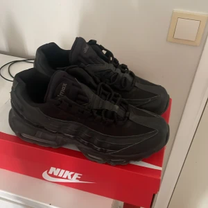 Air Max 95 Essential - Säljer nu mina Air Max 95 eftersom de blivit för små för mig. Condition 8,5/10 och bara använda några få gånger. Box medföljer och digitalt kvitto finns. Pris kan diskuteras vid snabb affär