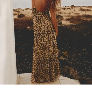 Leopard klänning zara  - Helt oanvänd klänning med prislappkvar. Helt slutsåld. Storlek S 