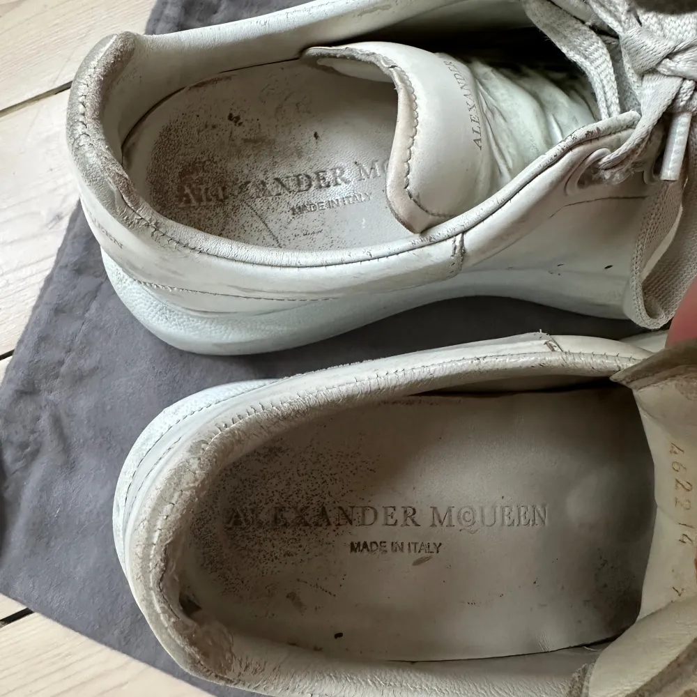 Vita supersnygga sneakers från Alexander McQueen. Väl använda och skavda vid hälen, därav lågt pris . Skor.