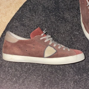 Philippe Model Skor - Tja! Säljer nu mina snygga Philippe Model skor. Säljer de för jag har växt ur dem. Skicket på skorna är bra skulle säga 8/10 och inga defekter på skorna. Skorna passar till mycket och speciellt till de som gillar grisch stilen🔥💯 Kontakta vid frågor