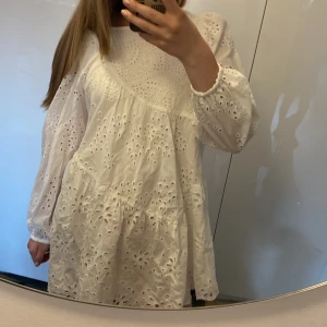 Vit skolavslutnings klänning  - Passar ej mig som är 165 cm lång då den är lite kort i både kropp och ermar. Andvänd fåtal gånger och är i fint skick utan några hål, defekter eller fläckar. Perfekt till skolavslutningen eller studenten. Kostade ca 400kr men kommer ej ihåg ex pris.