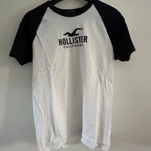 T-shirt - Min lillebror har blivit 195 så vuxit ur en del kläder som jag nu säljer åt honom🤝 Vill ni ha bilder på hur kläderna sitter på så är det bara att skriva så löser vi☀️☀️