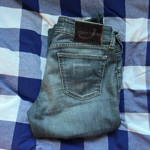 Jacob Cohën 🐴Jeans - Jacob Cohen🐴 jeans i storlek W29 L32. Bra skick 8/10 inga defekter, Slimfit. Om du har mer frågor skicka ett om! INGA BYTEN