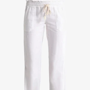 Roxy linnebyxor  - Säljer  dessa slutsålda Roxy linnebyxor i nyskick eftersom de är lite stora på mig tyvärr nypris 600kr💕 Bara att skriva vid funderingar❣️