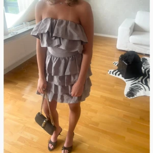 Volangklänning - Säljer denna underbara gråa volangklänningen. Storlek S. Jättefint skick. ANVÄND KÖP NU❤️