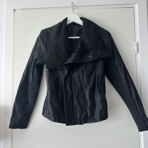 Skinnjacka - Jättefin skinnjacka i mycket bra skick!  Tyvärr finns det ingen etikett men skulle uppskatta att det är en S/M