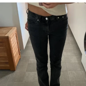 Lågmidjade grå jeans  - Jeans från weekday med låg midja i modellen twig. Slutsålda färgen washed black i strl 29/32.(Normal i storlek). Endast använda ett fåtal gånger så därför i nyskick utan några som helst slitningar. Hör av er för fler bilder eller diskutering av pris☺️