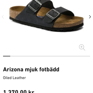 Birkenstock - Ett par svarta birkenstock i modellen som visas på första bilden. Varan har använts några fåtal gånger vilket gör att den har tecken på användning, men dem är absolut inte slitna. Säljer eftersom jag inte får användning av dem!