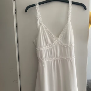 Vit klänning - Säljer min vita klänning! Använd endast en gång. Köppte den 2022 för 250kr. Den är liten i storlek så passar dig som har S i storlek. Den är även lite kort, Står ej för frakt. Dm för mer info!💕