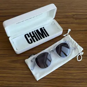 Säljer dessa fina solglasögon från Chimi i modellen 01 och färgen grey, endast använda en gång och i princip som nya! 🩶 Nypris 1350 kr.