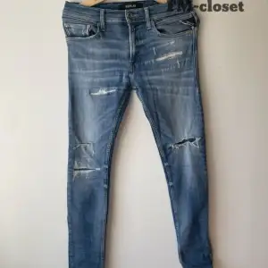 Tja! Säljer mina Replay Jon Drill jeans då dom inte används längre kom gärna med frågor vid intresse! Ny pris runt 1200 Kronor.