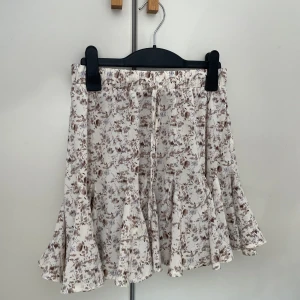 Kjol  - Säljer sena fina och sköna mini kjolen! Säljer då den inte kommer till användning. Stretchig i midjan! 