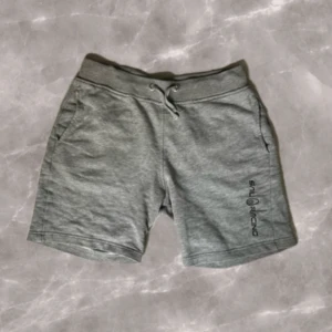 Sail Racing Shorts - Säljer mina sail racing shorts som nu blivit för små💫 Shortsen är i bra skick men har blivit använda flertal gånger❗️Strl är 160 och nypriset ligger på 600kr💸💸 Skriv om ni har några funderingar!🍾🍾