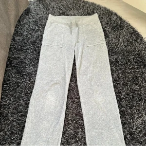 Juicy Couture - Säljer mina juicy Couture byxor då de inte används längre💕 ganska använda med finns inga tecken på användning, skriv för bättre bilder eller om du har några frågor 💕