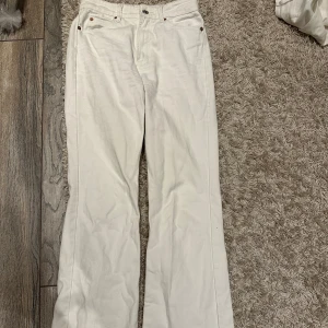 Vita jeans - Mid Waist jeans som tyvärr blivit alldeles för små för mig, de är använda men fortfarande i bra skick och inga defekter🥰