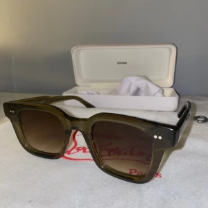 Chimi - Säljer dessa feta chimi solglasögonen! Olivgröna och perfekta till sommaren! Priset kan diskuteras!😁