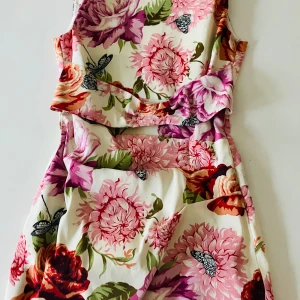 Karen Millen festklänning - Vacker sommarklänning som passar till bröllop eller vanlig fest  Pencil mid lenght tight, i siden liknande mtrl.  Nypris 2800kr 