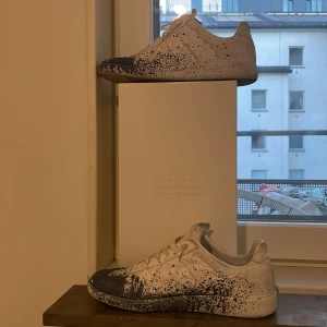 Maison Margiella  - Säljer dessa feta maison margielas som är i använt skick men har mycket mer att ge. storlek 39 passar 40🔥 pris kan sänkas vid snabb affär