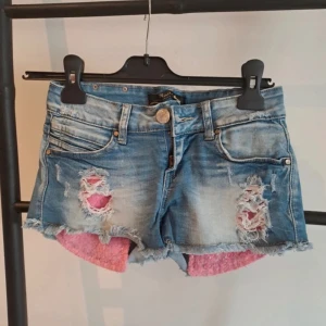 Jeans shorts low - Lågmidjade jeans shorts unika Mått är Midja rakt över - 37 cm