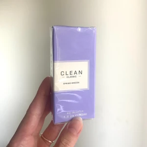 Clean parfym - fick som gåva men är tyvärr inte min typ av doft! Dock väldigt fin, fräsch och somrig 💓 helt oöppnad