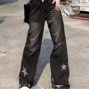 Svarta jeans med stjärnor - Svarta / mörk gråa jeans med stjärnor! Högmidjade och använts 2 gånger 🖤