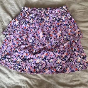 Blommig mönstrad volang kjol - Jag säljer denna blommig mönstrade kjolen från name it pågrund av att den är för liten för mig. Den är använd ett fåtal gånger och är i fint skick. Storlek 152. 55 kr💖