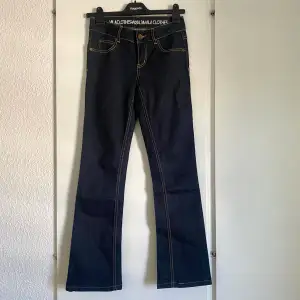 Super snygga mörkblå/marinblåa jeans från Vila i nyskick. De är lågmidjade/low waist med vida ben/ bootcut.  Storlek W26, L34 vilket jag skulle säga är en XS Fråga kring funderingar💕