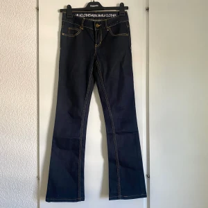 Bootcut, low waist, lågmidjade jeans - Super snygga mörkblå/marinblåa jeans från Vila i nyskick. De är lågmidjade/low waist med vida ben/ bootcut.  Storlek W26, L34 vilket jag skulle säga är en XS Fråga kring funderingar💕