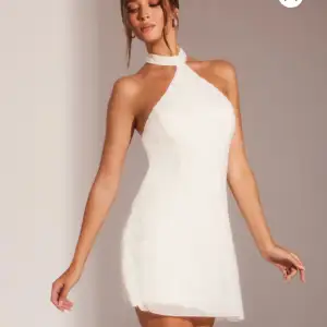 En jättefin vit klänning med små stenar på från Oh Polly. Perfekt till studenten eller annat. Den är endast testad och har därför lapparna kvar. Säljer då jag hittat en ny studentklänning som jag gillade bättre. Nypris ca 1200 kr. 